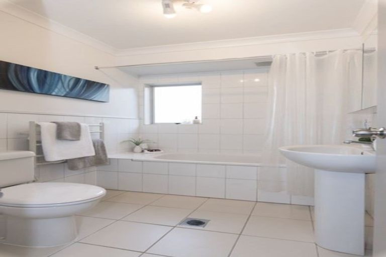 Photo of property in 69 Buscomb Avenue, Henderson, Auckland, 0610