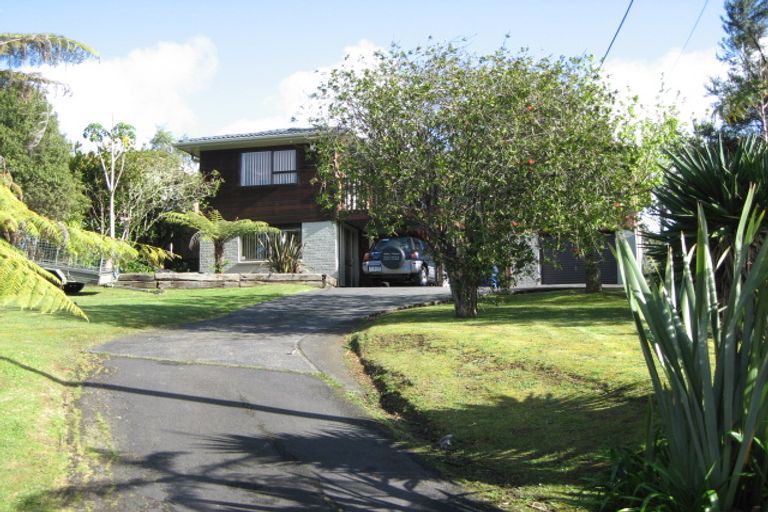 Photo of property in 8 Rauhuia Crescent, Parau, Auckland, 0604