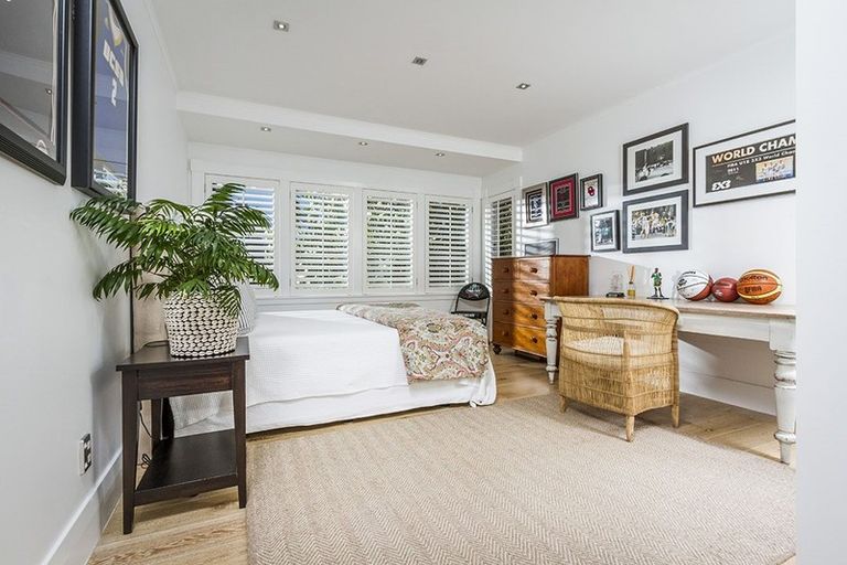 Photo of property in 10 Tiri Road, Milford, Auckland, 0620