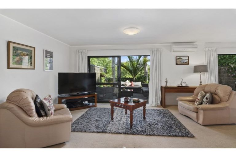 Photo of property in 2/90 Albany Highway, Greenhithe, Auckland, 0632