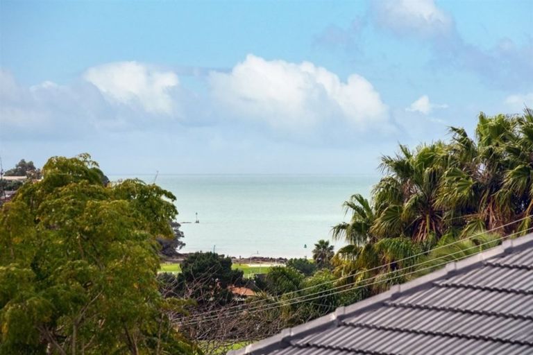 Photo of property in 2/4 Seaview Road, Milford, Auckland, 0620