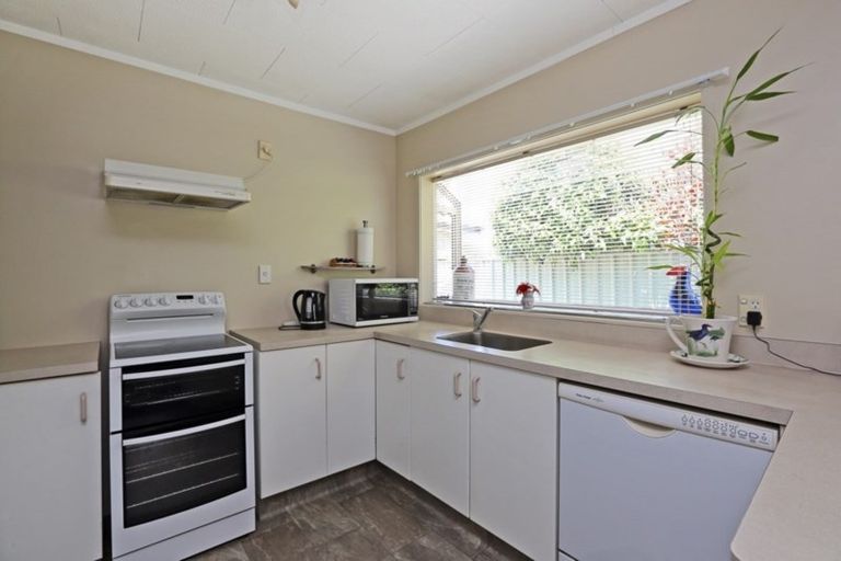 Photo of property in 2/1003 Caroline Road, Mayfair, Hastings, 4122