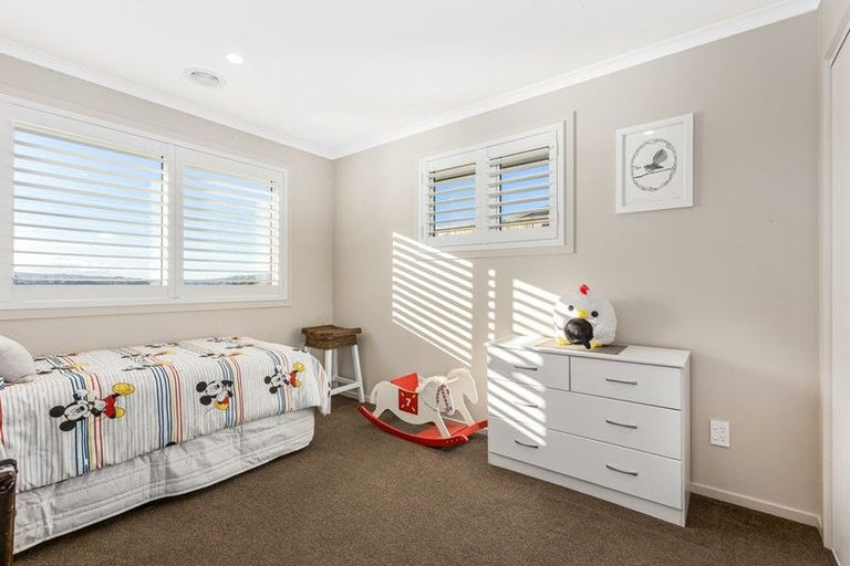 Photo of property in 86 Queen Charlotte Drive, Aotea, Porirua, 5024