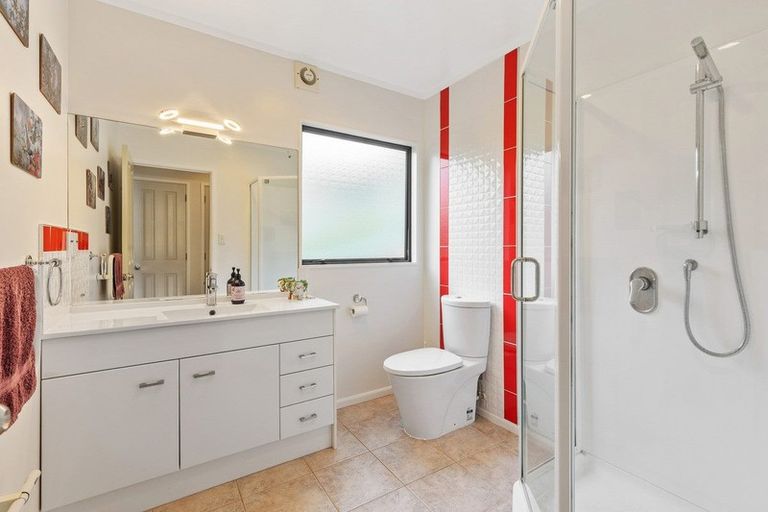 Photo of property in 5 Hanly Close, West Harbour, Auckland, 0618