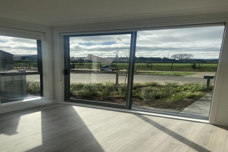 Photo of property in 10 Rauriki Lane, Rosehill, Papakura, 2113