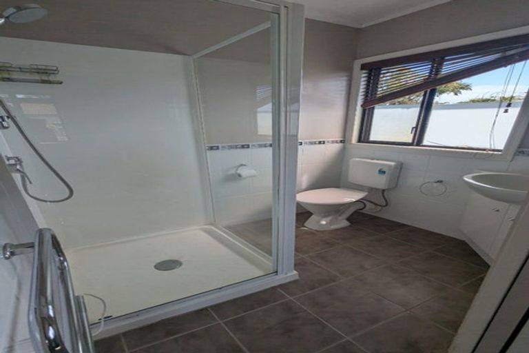 Photo of property in 2/5 Seacliffe Avenue, Belmont, Auckland, 0622