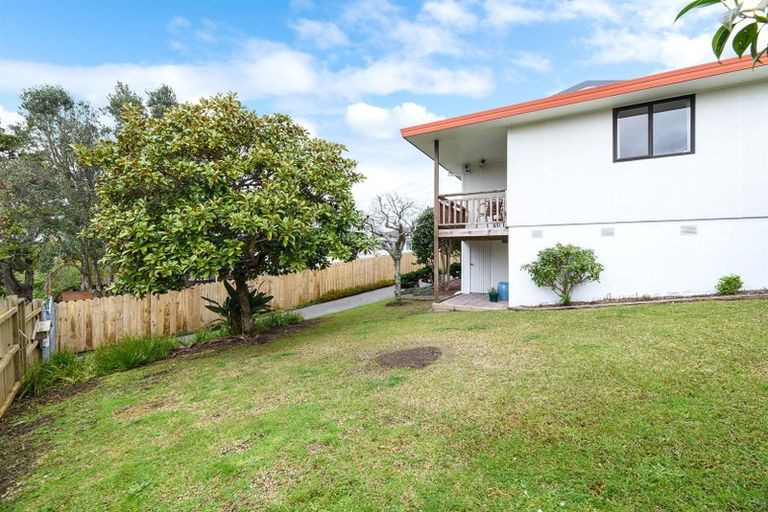 Photo of property in 72 Totaravale Drive, Totara Vale, Auckland, 0629