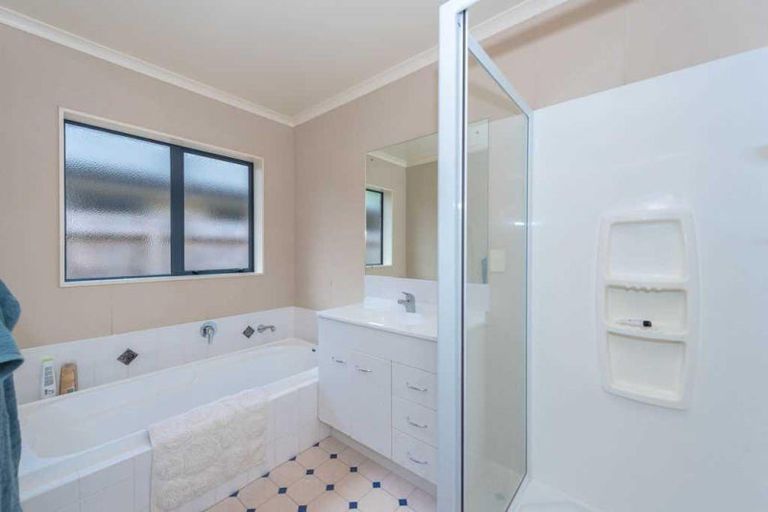 Photo of property in 72 Nielsen Gardens, Rototuna, Hamilton, 3210