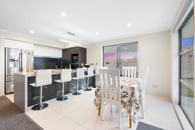 Photo of property in 28 Resolution Drive, Gulf Harbour, Whangaparaoa, 0930