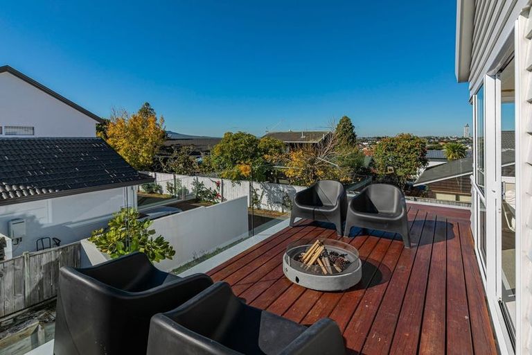 Photo of property in 2/28 East Coast Road, Milford, Auckland, 0620