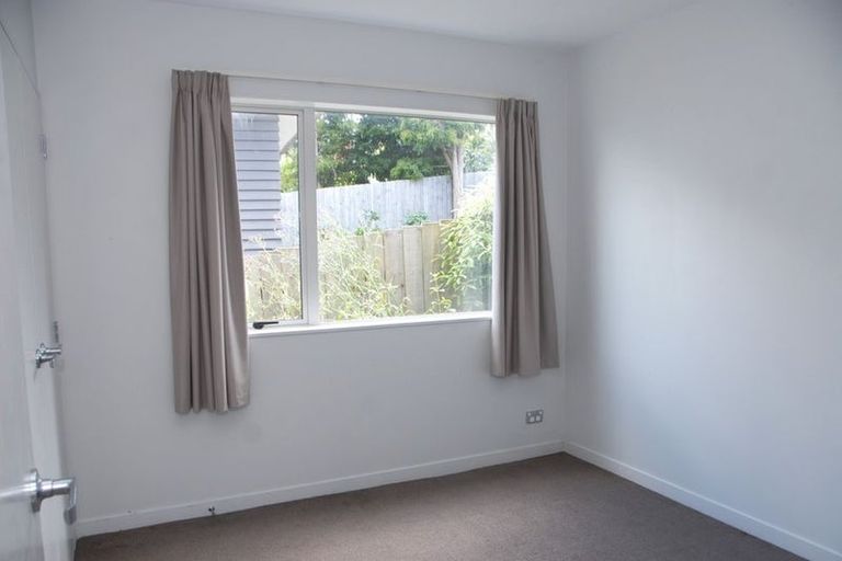 Photo of property in 559b Glenfield Road, Glenfield, Auckland, 0629