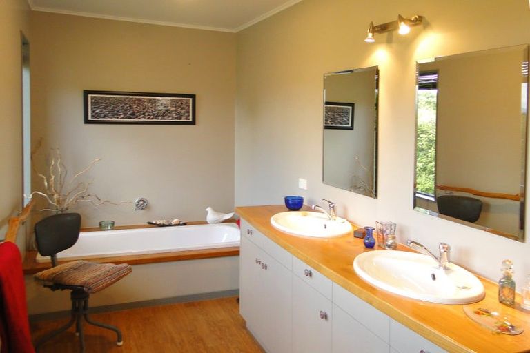 Photo of property in 337 Old Coach Road, Upper Moutere, 7173