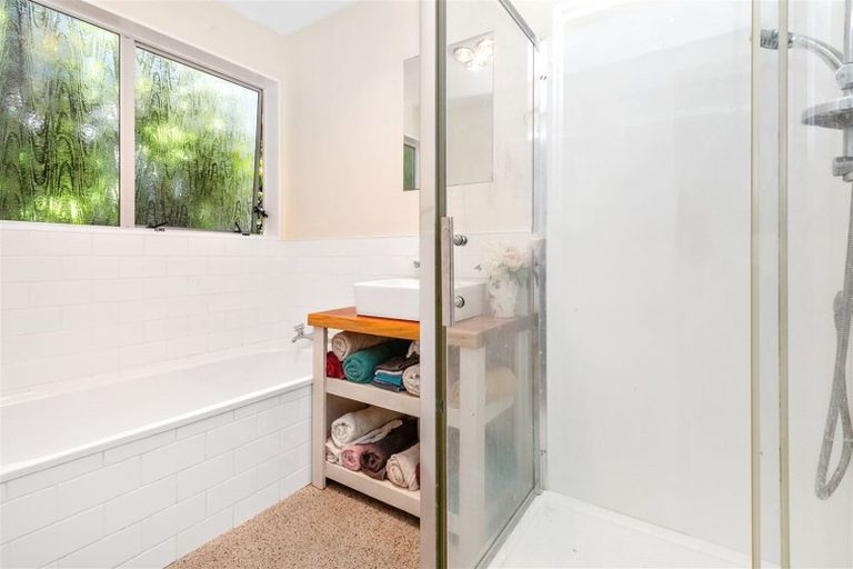 Photo of property in 32 Chapman Street, Newlands, Wellington, 6037