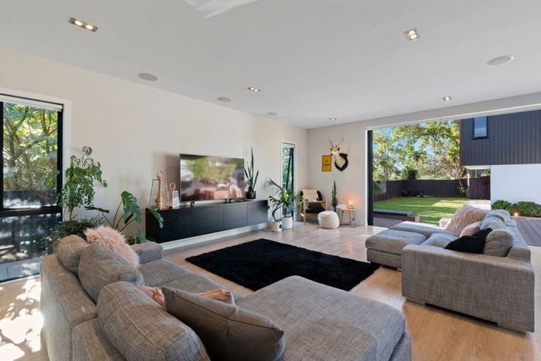 Photo of property in 98 Ferry Parade, Herald Island, Auckland, 0618