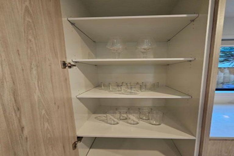 Photo of property in 10/23 Awaroa Road, Sunnyvale, Auckland, 0612