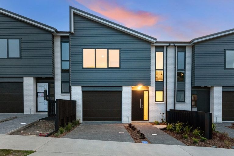 Photo of property in 32 Oakum Road, Whitby, Porirua, 5024