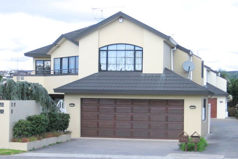 Photo of property in 2/28 Eastern Road, Eastern Beach, Auckland, 2012