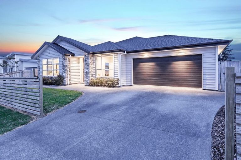 Photo of property in 17 Aporo Drive, Kumeu, 0810
