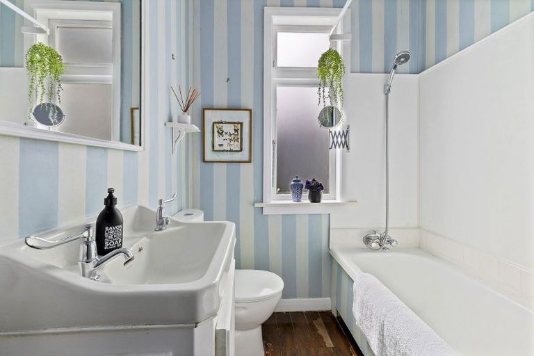 Photo of property in 28 Beacon Hill Road, Strathmore Park, Wellington, 6022