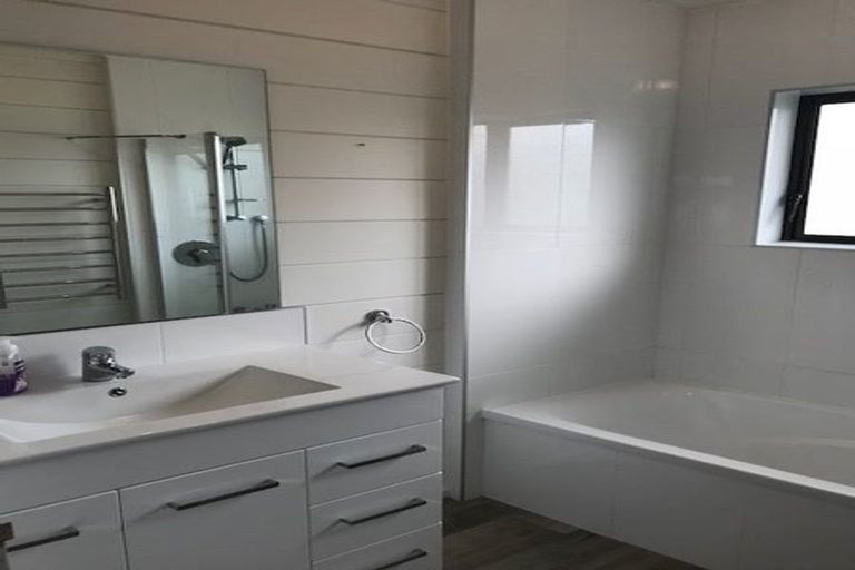 Photo of property in 1/20 Lane Road, Weymouth, Auckland, 2103