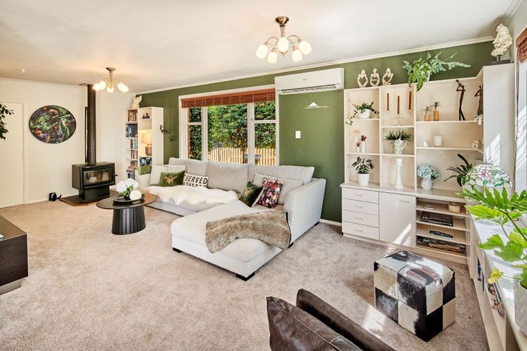 Photo of property in 60 Pomare Road, Tirohanga, Lower Hutt, 5010