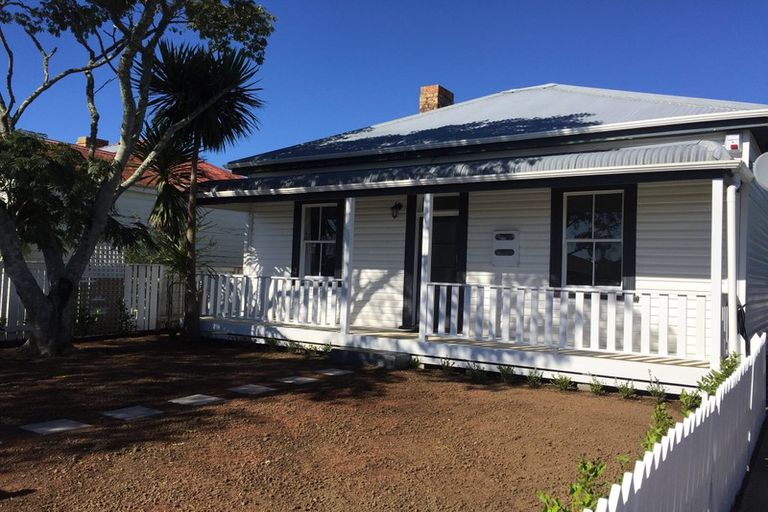 Photo of property in 12 Albert Street, Pukekohe, 2120