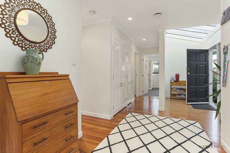 Photo of property in 12 Deane Avenue, Titirangi, Auckland, 0604