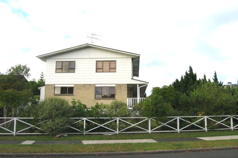 Photo of property in 1 Portsea Place, Chatswood, Auckland, 0626