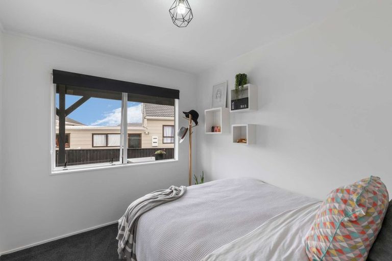 Photo of property in 22 Edgewater Parade, Waiuku, 2123