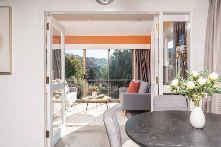 Photo of property in 33 Lynda Avenue, Paparangi, Wellington, 6037