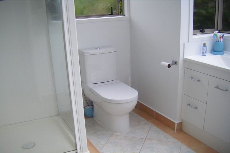 Photo of property in 8a The Rosebowl, Sunnyhills, Auckland, 2010