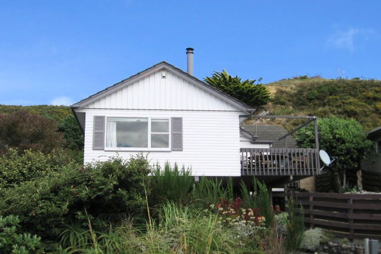 Photo of property in 14 Southern Cross Crescent, Island Bay, Wellington, 6023