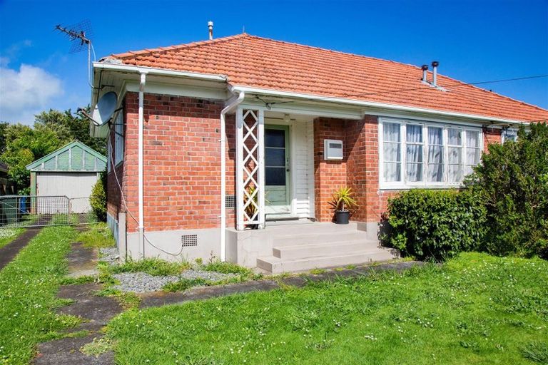 Photo of property in 40-42 Dixon Avenue, Hawera, 4610