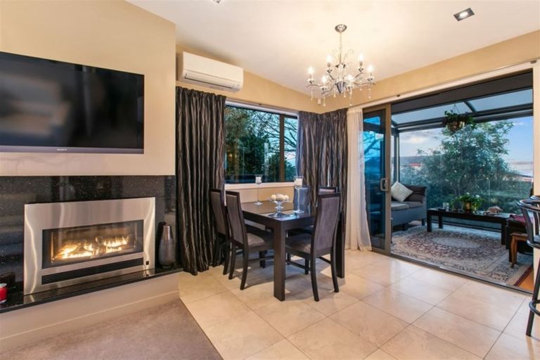 Photo of property in 5a Bernleigh Terrace, West Harbour, Auckland, 0618