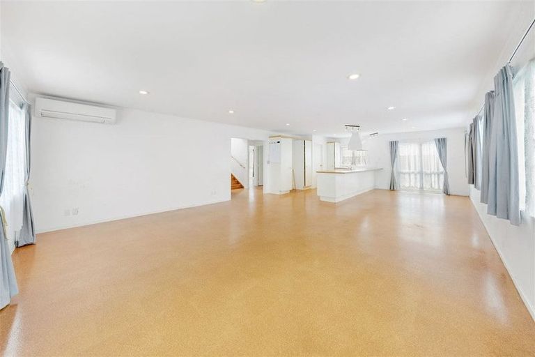 Photo of property in 2/50 Blanes Road, Weymouth, Auckland, 2103