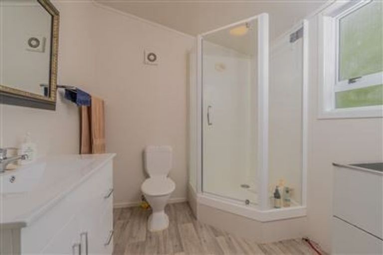 Photo of property in 74 Kervil Avenue, Te Atatu Peninsula, Auckland, 0610