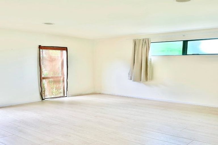 Photo of property in 1/881 East Coast Road, Northcross, Auckland, 0632