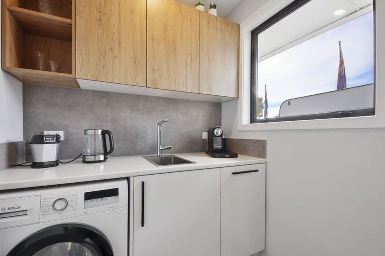 Photo of property in 6 Oakley Crescent, Hornby, Christchurch, 8042