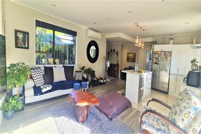 Photo of property in 1/56 Heathcote Road, Castor Bay, Auckland, 0620