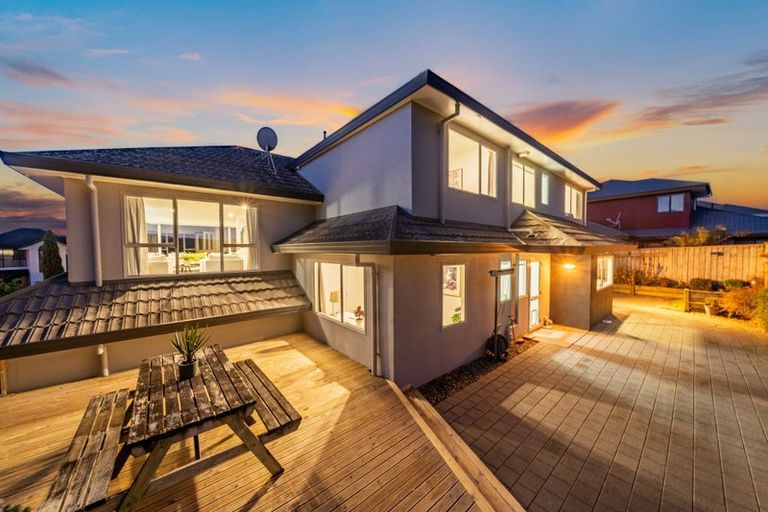 Photo of property in 12 Lanyon Place, Whitby, Porirua, 5024