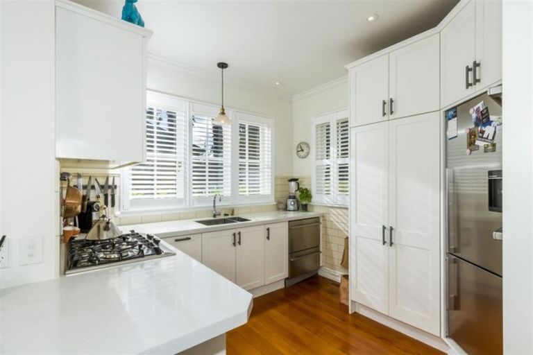 Photo of property in 17 Albert Road, Kelston, Auckland, 0602