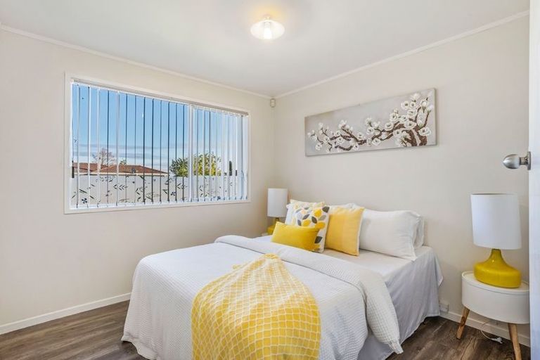 Photo of property in 11 Gibbons Road, Weymouth, Auckland, 2103