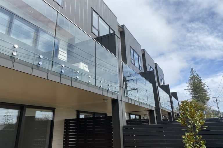 Photo of property in 2c Fowler Street, Northcote, Auckland, 0627