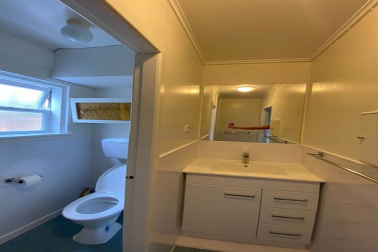 Photo of property in 6 Rewarewa Road, Te Atatu Peninsula, Auckland, 0610