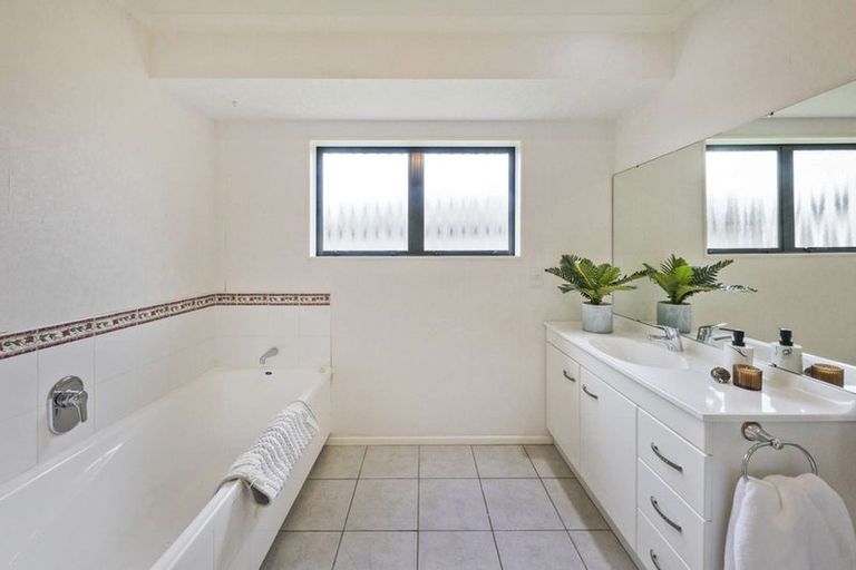 Photo of property in 8 Woodgate Court, Fitzherbert, Palmerston North, 4410
