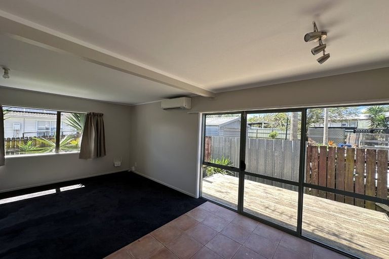 Photo of property in 1 Etherton Drive, Weymouth, Auckland, 2103