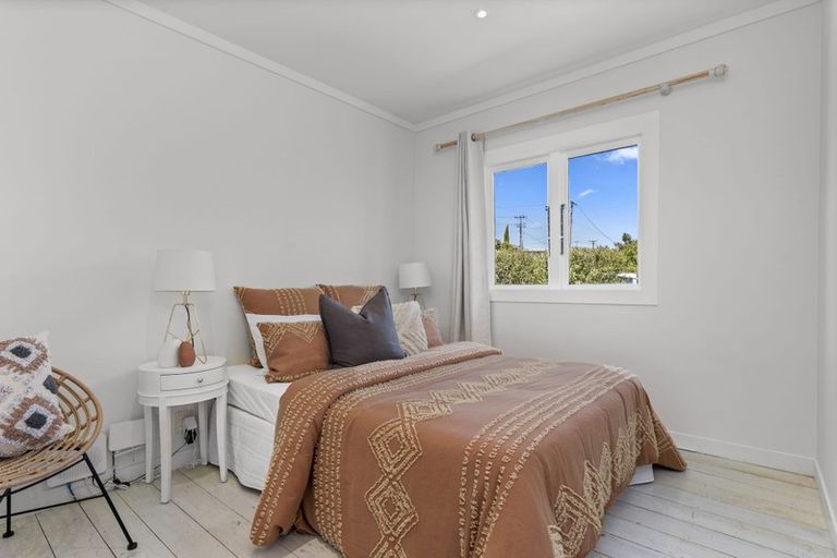 Photo of property in 12 Tindalls Bay Road, Tindalls Beach, Whangaparaoa, 0930