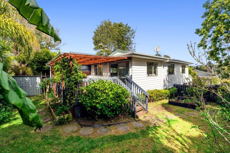 Photo of property in 2/8 Tallington Crescent, Torbay, Auckland, 0630