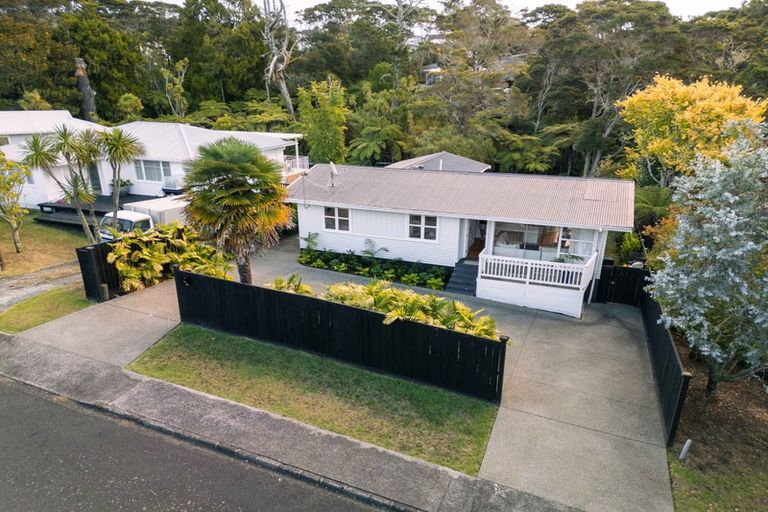 Photo of property in 11 Willowbrook Place, Titirangi, Auckland, 0604