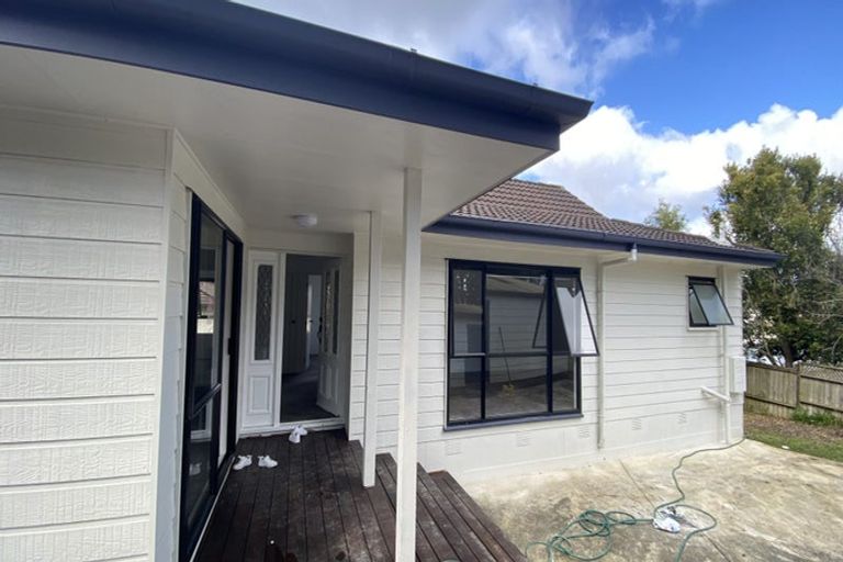 Photo of property in 81 Totaravale Drive, Totara Vale, Auckland, 0629